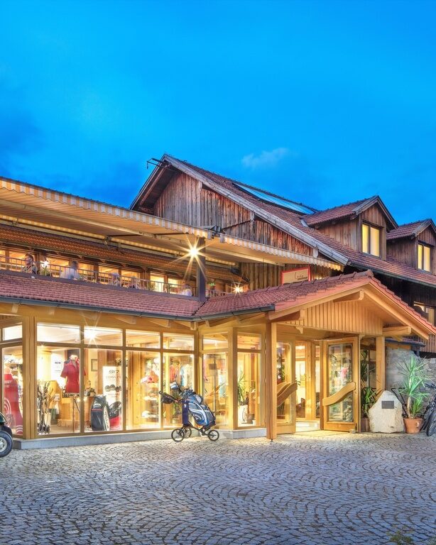 Der stilvoll beleuchtete Eingangsbereich des Hotel Anetseder im Bayerischen Wald empfängt Gäste in einladender Atmosphäre.