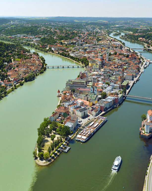 Ein malerischer Flussverlauf in der Stadt Passau mit dem dreifachen Flusszusammenlauf.