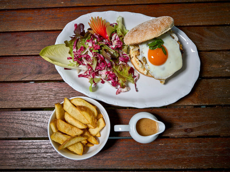 Anetseder Burger mit Pommes und Salat aus Leos Restaurant.