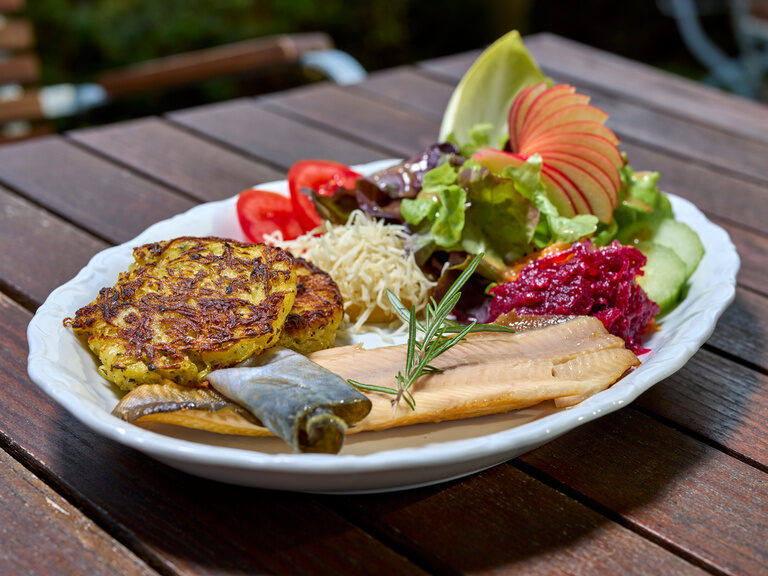 Ein leckeres Hauptgericht mit Fisch aus der Küche des Hotel Anetseder in Thyrnau.