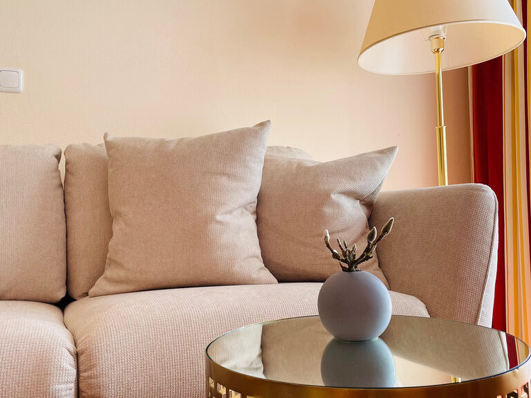 Eine gemütliche und moderne Couch lädt im Hotel Anetseder in Niederbayern zum verweilen ein