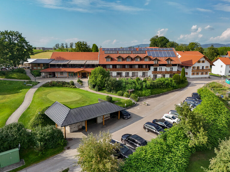 Das Hotel sowie der Eingangsbereich des Hotel Anetseder in Thyrnau, Niederbayern.