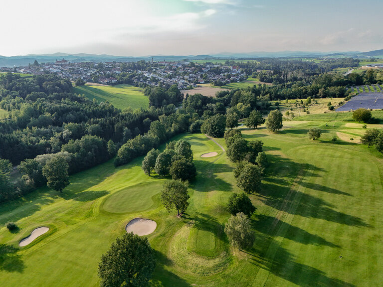 Luftaufnahme der hauseigenen Golfanlage mit 24 Loch des Hotel Anetseder in Thyrnau.
