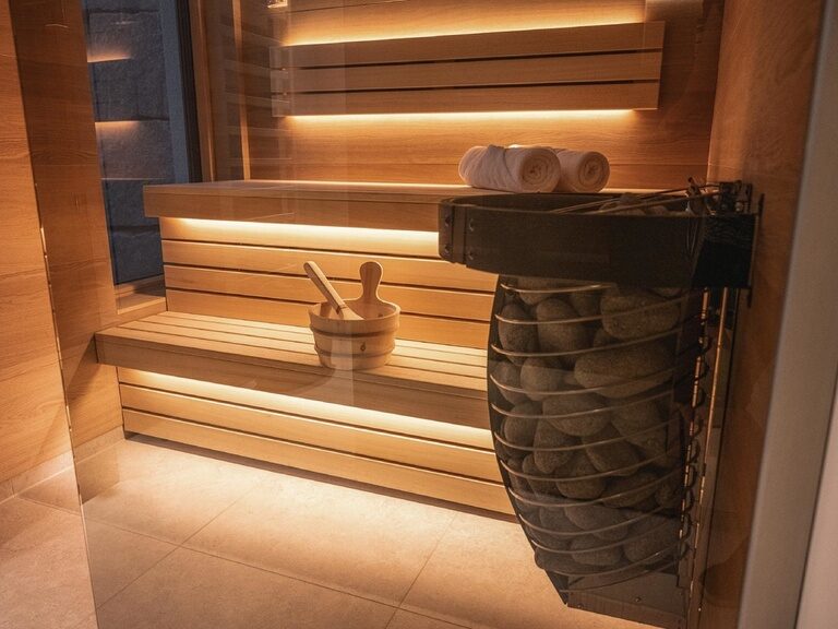 Moderne Sauna mit stimmungsvoller Beleuchtung im Landhotel Andetseder im Bayerischem Wald.