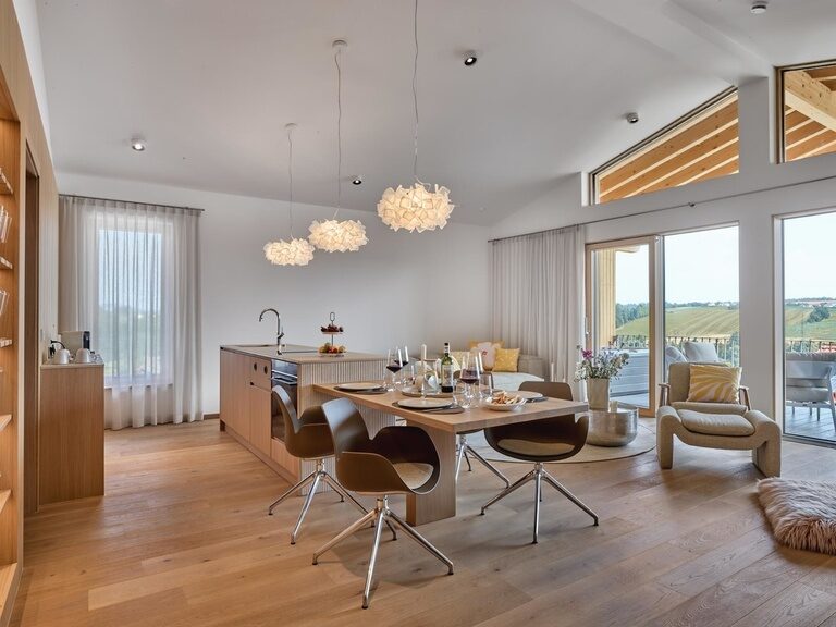 Im Spa Loft des Golf- und Landhotels Anetseder erwartet Sie ein stilvoll eingerichtetes Wohnzimmer mit gemütlichem Ambiente und traumhaftem Ausblick.